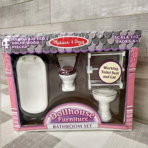 Muebles de baño Melissa & Doug Classic, casa de muñecas de madera - Imagen 3