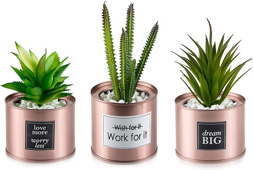 Macetas con plantas artificiales