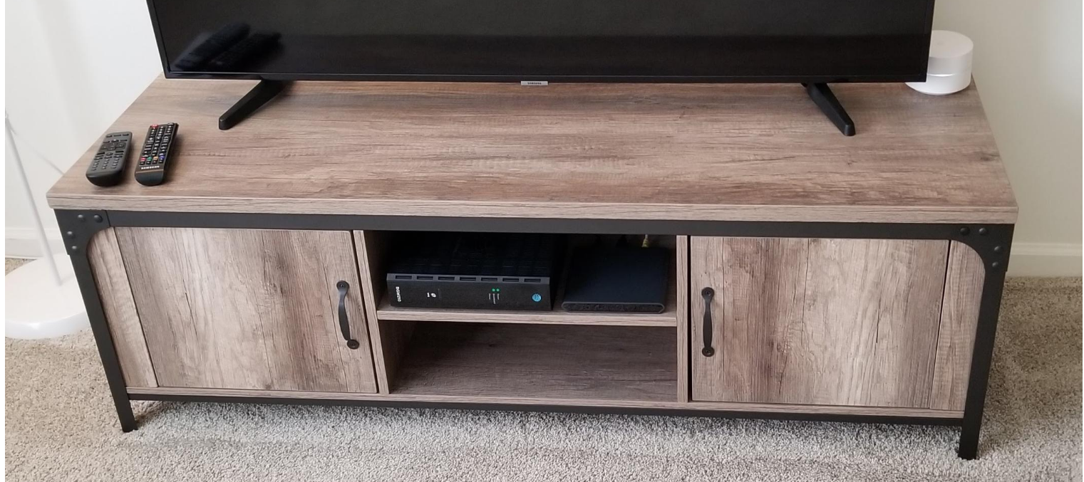 Mueble de Television de Madera industrial con almacenamiento Marca Threshold - Imagen 3