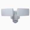 Luz De Inundación LED Integrada Activada Por Movimiento de 180 grados y 2 cabezales - Marca Utilitech