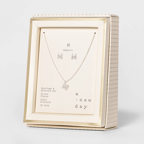 Conjunto De Aretes Con Cadena "Letra M" Bañado en Plata - Marca A New Day