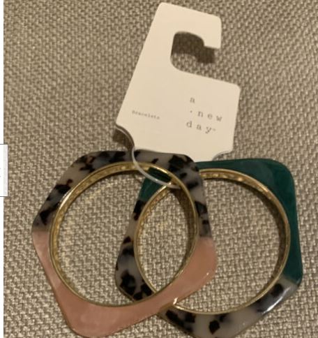 Par de brazaletes rosa con verde marca A New Day