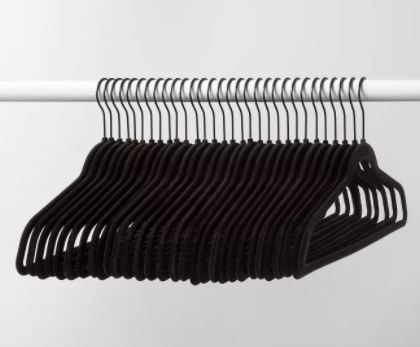 Juego de 30 ganchos para ropa. Marca Made by Design