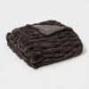 Cobija de piel sintetica de 60 x 86 in, Cafe oscuro marca Threshold