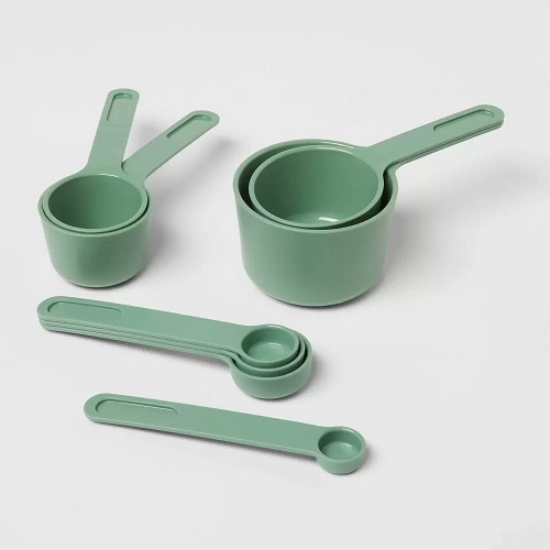Set de medidores de plástico de 8 piezas marca Room Essentials