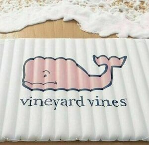 Alternative view of Inflable Rosa con estampado de ballena/Vineyard vines