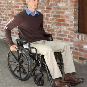 Alternative view of Silla de ruedas con asiento acolchado grande, reposapiés y plegable marca Equate