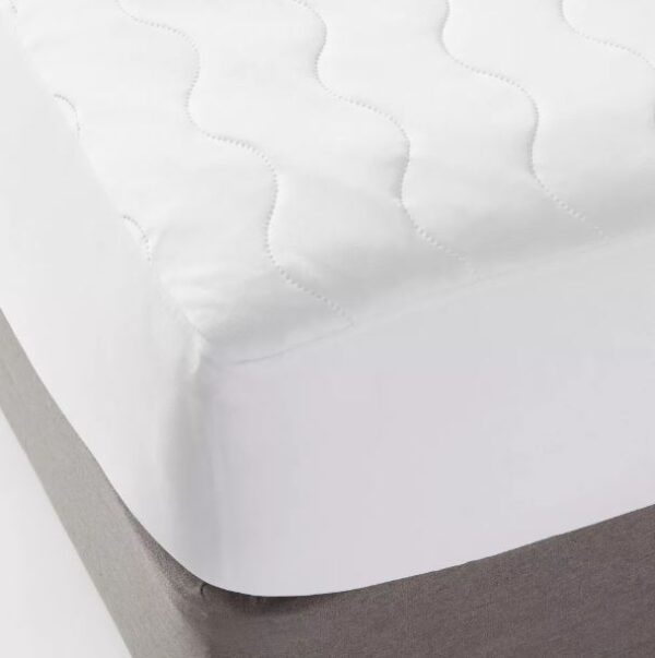 Cubre colchón Tamaño Queen, Blanco Marca Room Essentials
