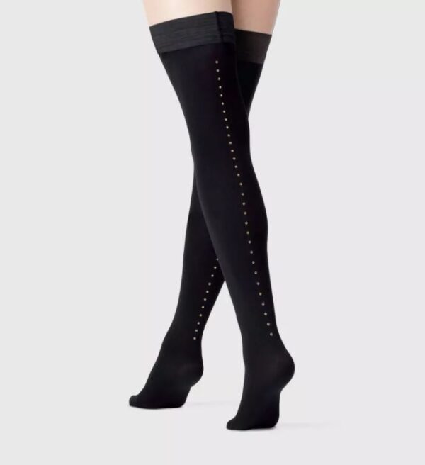Medias hasta el muslo con tachuelas doradas opacas para mujer, Talla S/M - A New Day™