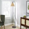 Lámpara de pie de metal negro con pantalla de mimbre marca Better Homes & Gardens