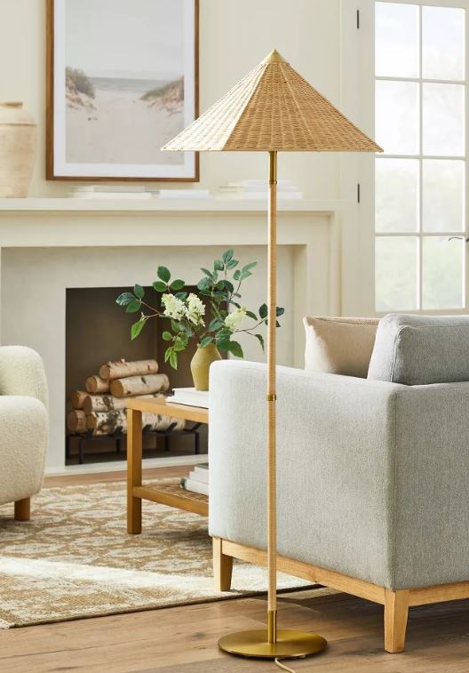 Lámpara de pie con pantalla cónica de ratán color marrón 60in marca Threshold - Imagen 2