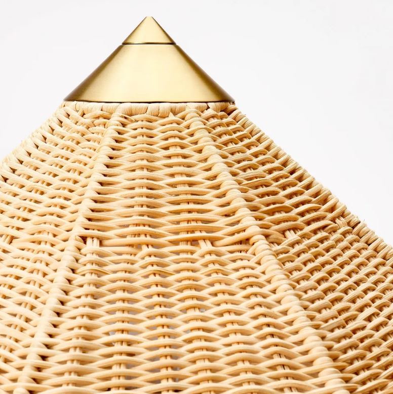 Lámpara de pie con pantalla cónica de ratán color marrón 60in marca Threshold - Imagen 3