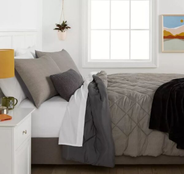 Juego de cama reversible de microfibra sólida con cubrecama, Full/Queen - Room Essentials™