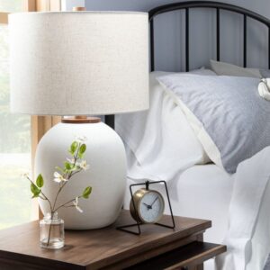 Alternative view of Lámpara de mesa de resina  blanca - Hearth & Hand™ con Magnolia