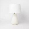 Lámpara de mesa de cerámica moteada blanca marca Threshold