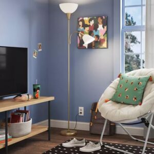 Alternative view of Lámpara de piso modelo Torchiere color dorada - Room Essentials