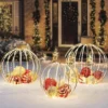 Set de 3 esferas navideñas para decoración exterior preiluminadas con 840 luces LED cálidas -Member's Mark