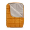 Bolsa protectora acolchada color naranja 15"x10.5" - U Brands