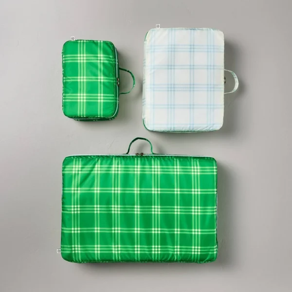 Organizador de viaje a cuadros con tres rayas en color crema, azul claro y verde  -Hearth & Hand