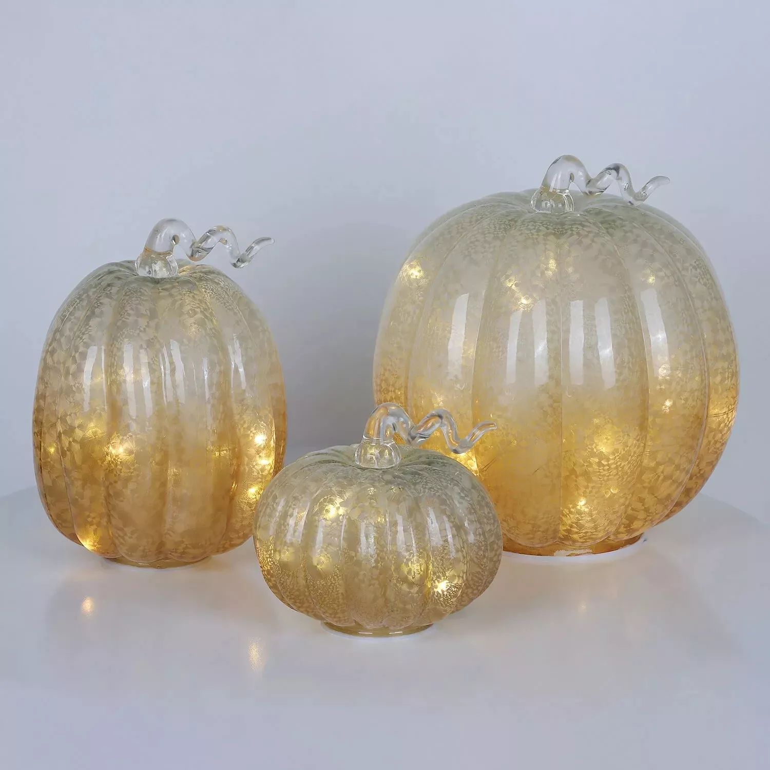 Decoración de 3 calabazas preiluminadas para exterior marca Member's Mark - Imagen 2