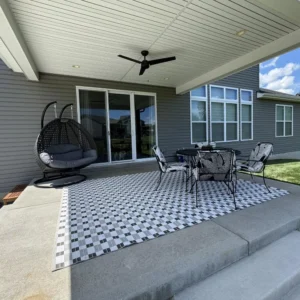 Alternative view of Alfombra de exterior con diseño geométrico de 6'6"x9' - Room Essentials