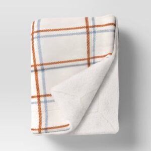 Manta de felpa estampada de 127 cm x 152.4 cm con reverso de piel sintética, con diseño de cuadros - Marca Threshold