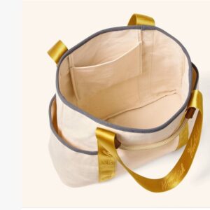 Alternative view of Bolso grande color crema marca Woolrich x Target