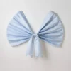 Adorno de pared "Lazo azul" satinado de 145 cm (57") -Makers Collective