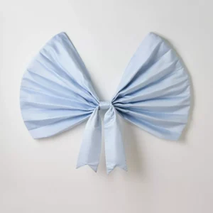 Adorno de pared "Lazo azul" satinado de 145 cm (57") -Makers Collective