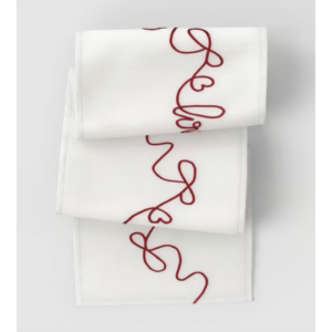 Camino de mesa con la palabra "Love" (182 x 35,5 cm) -Threshold