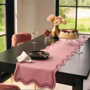 Alternative view of Camino de mesa festoneado bordado de 72" x 14" color rosa -Threshold