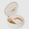 Organizador de joyas redondo con perlas en forma de corazón, color crema -A New Day