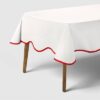 Mantel blanco con orillas rojas de 84" x 60" - Marca Threshold™