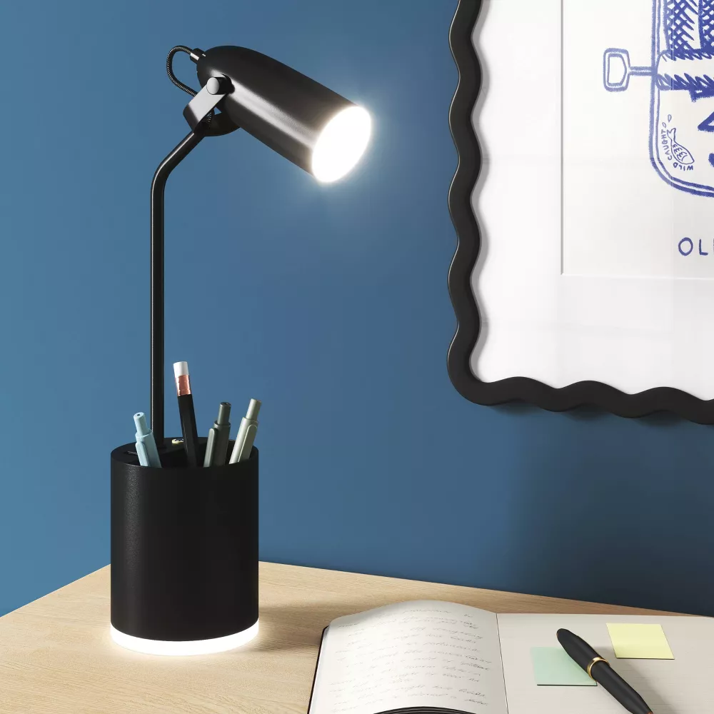 Lámpara de escritorio con bombilla LED integrada, color negro - Room Essentials - Imagen 3
