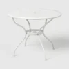 Mesa de bistró para patio con orificio para sombrilla, color blanco - Threshold