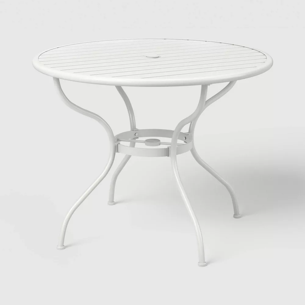 Mesa de bistró para patio con orificio para sombrilla, color blanco - Threshold