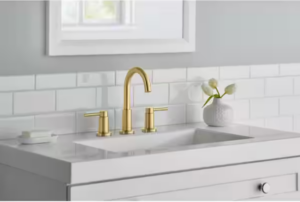 Llave para lavabo de 20 cm (8 pulgadas) de dos manijas y arco alto, color dorado -Glacier Bay