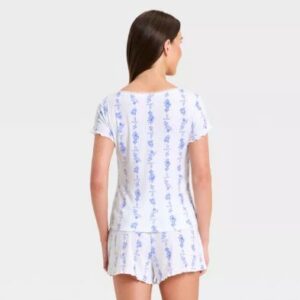 Alternative view of Conjunto de pijama con camisa de manga corta y short floral para mujer talla M - Marca Auden™