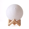 Lampara de mesa con forma de luna soporte de madera, control remoto y adaptador USB -Urban