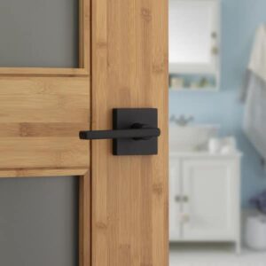 Alternative view of Manija de puerta negra mate para dormitorio/baño con cerradura - Kwikset
