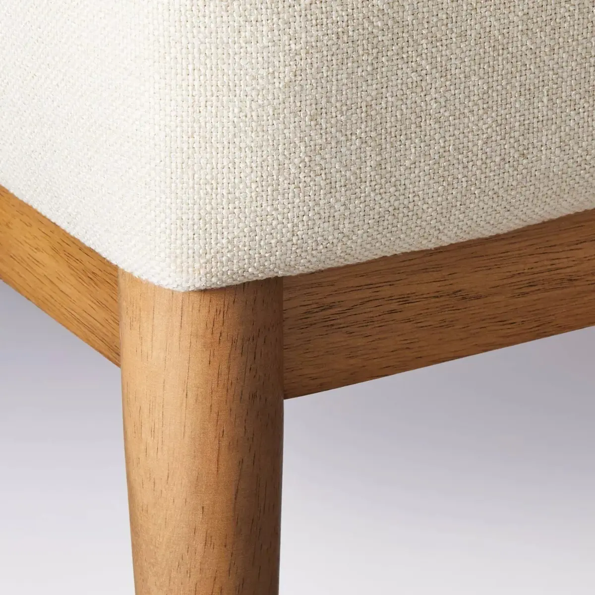 Sofá de dos plazas tapizado con base de madera, color crema –Threshold - Imagen 2