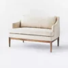 Sofá de dos plazas tapizado con base de madera, color crema –Threshold
