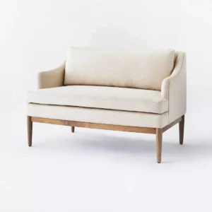 Sofá de dos plazas tapizado con base de madera, color crema –Threshold