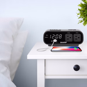 Reloj despertador digital con pantalla LED, puerto USB de 2 Amp y 2 tomacorrientes AC -SHARP