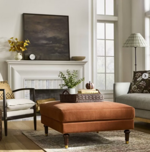 Mueble Otomano con tapizado texturizado y patas de madera, color café -Threshold