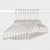 Paquete de 10 ganchos para ropa aterciopeladas, color blanco - Brightroom