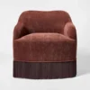 Sillón giratorio tapizado con flecos color guinda - Threshold